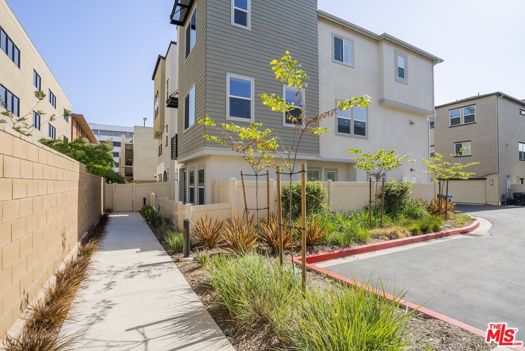 Exterior, Facade, Rowhouse