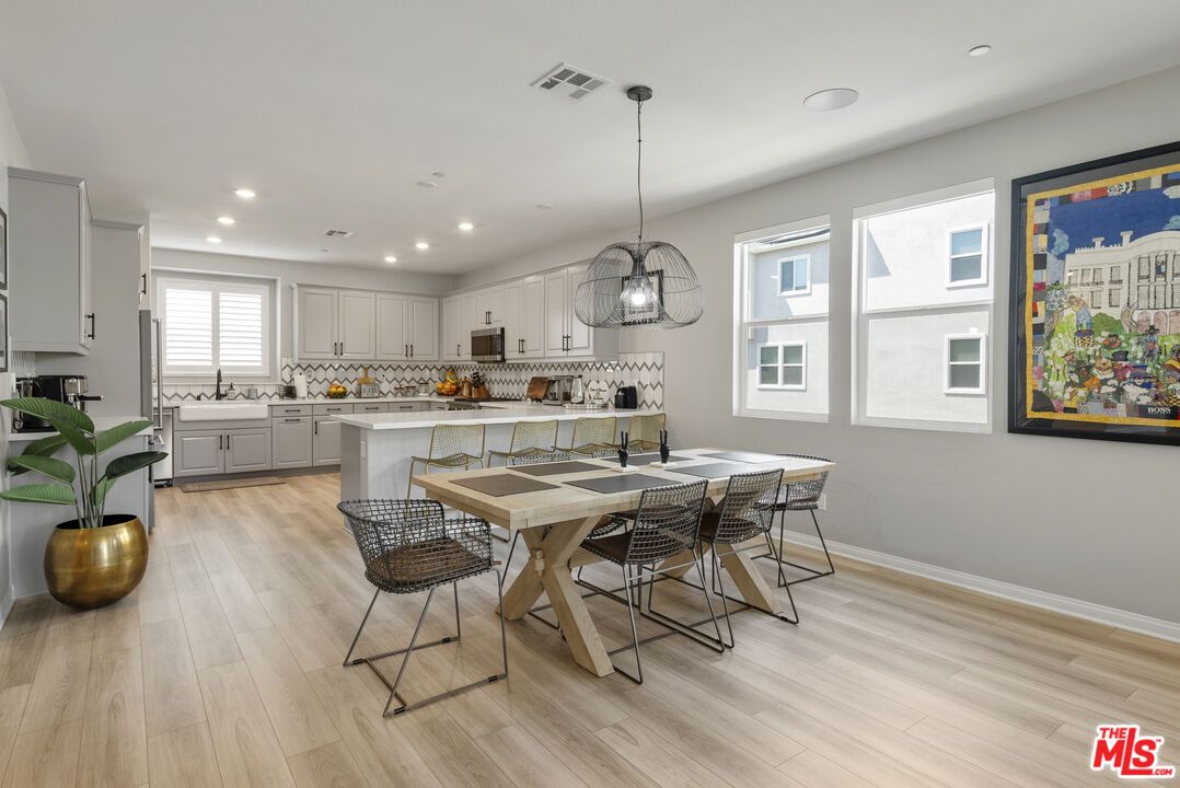 Dining room, Interior, Kitchen, Pendant Lights, Recessed Lighting, Wood Texture Flooring