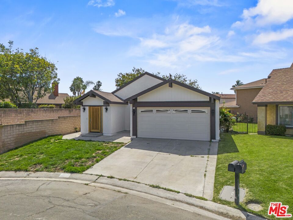 Attached, Exterior, Facade, Ranch