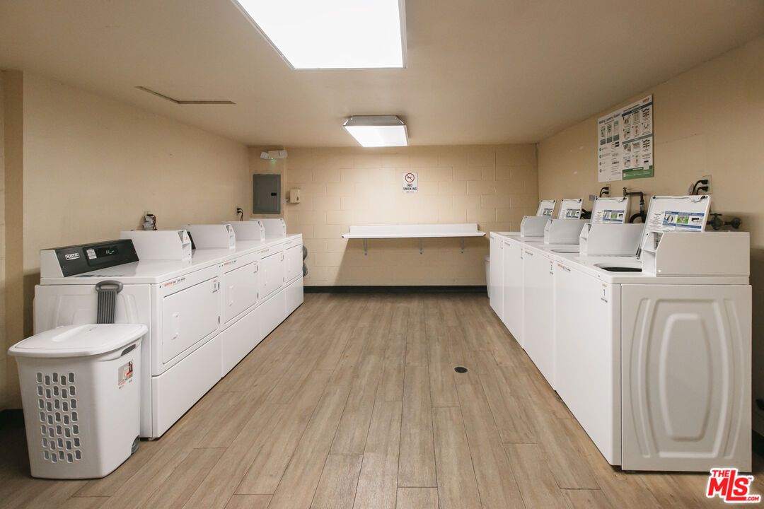 Interior, Washer, Wood Texture Flooring
