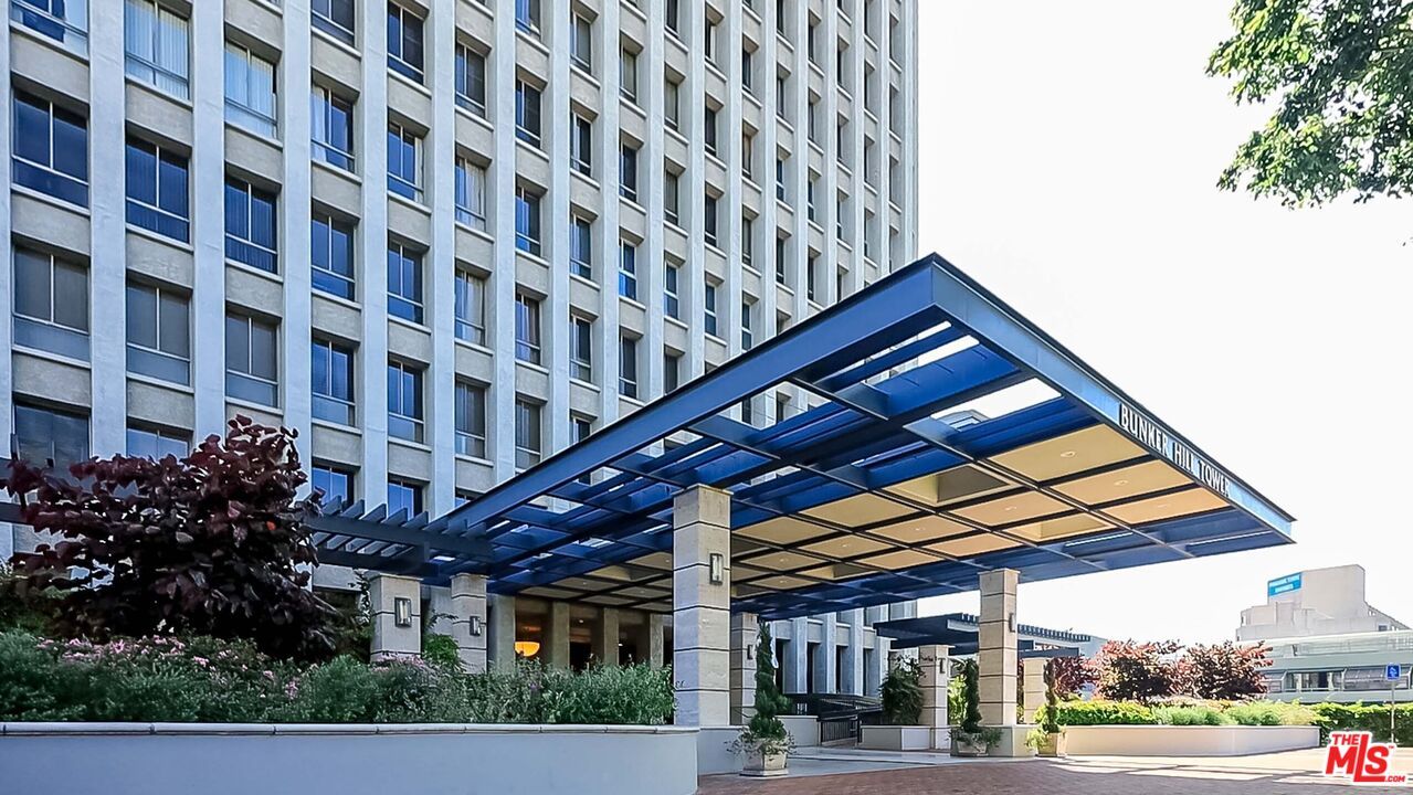 Exterior, Facade, Highrise