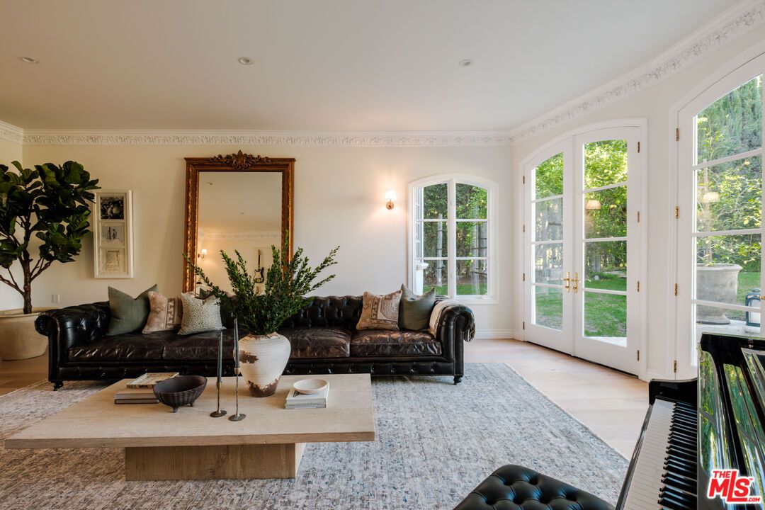 Interior, Living room, Piano, Recessed Lighting, Wood Texture Flooring