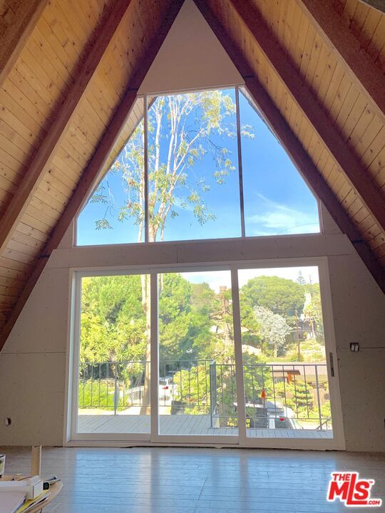 Empty room, Interior, Wooden Beams, Wooden Ceilings