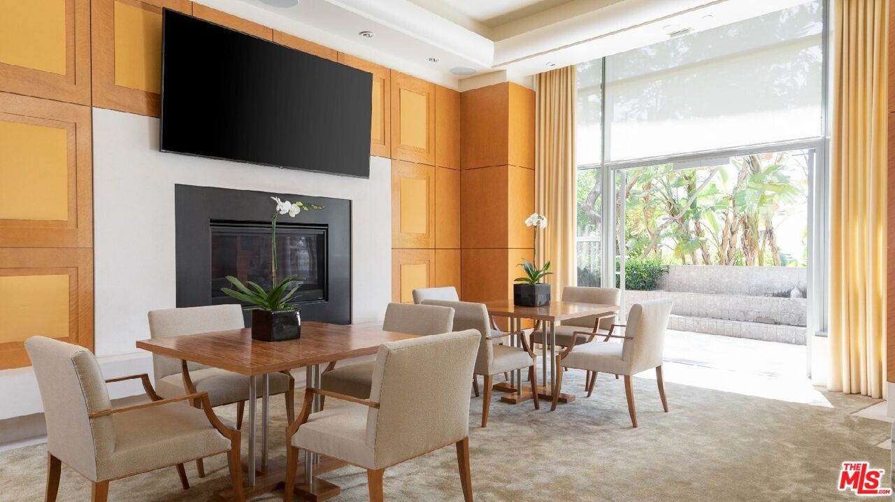 Dining room, Fireplace, Interior, Recessed Lighting