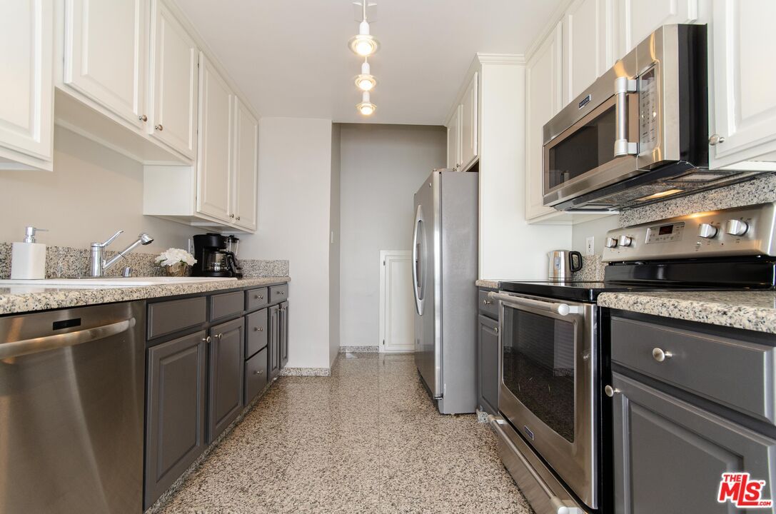 Interior, Kitchen, Pendant Lights, Stainless Steel Appliances