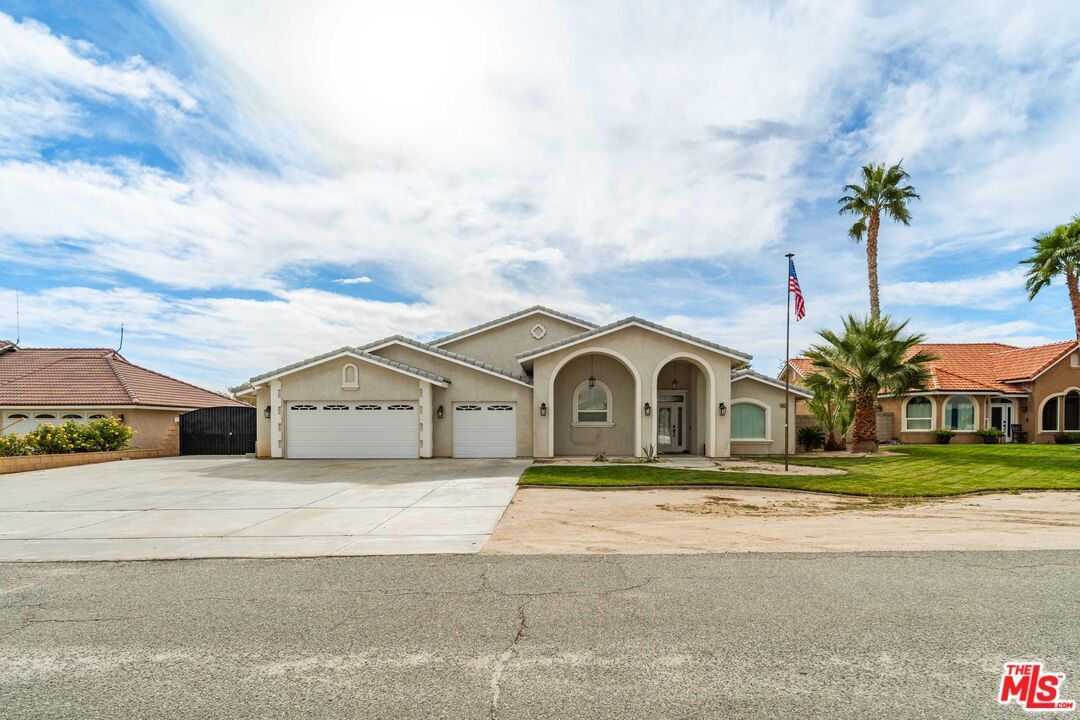 Attached, Exterior, Facade, Ranch