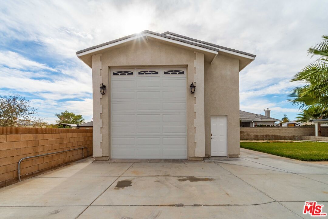 Detached Garage, Exterior