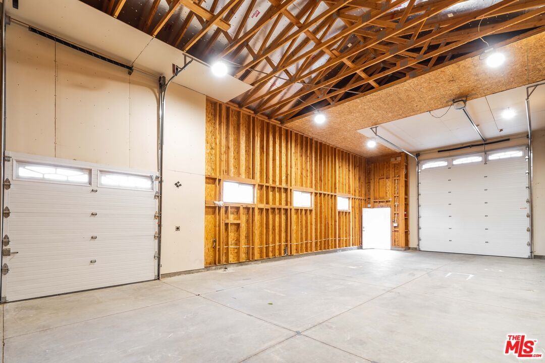 Garage, Interior, Wooden Beams