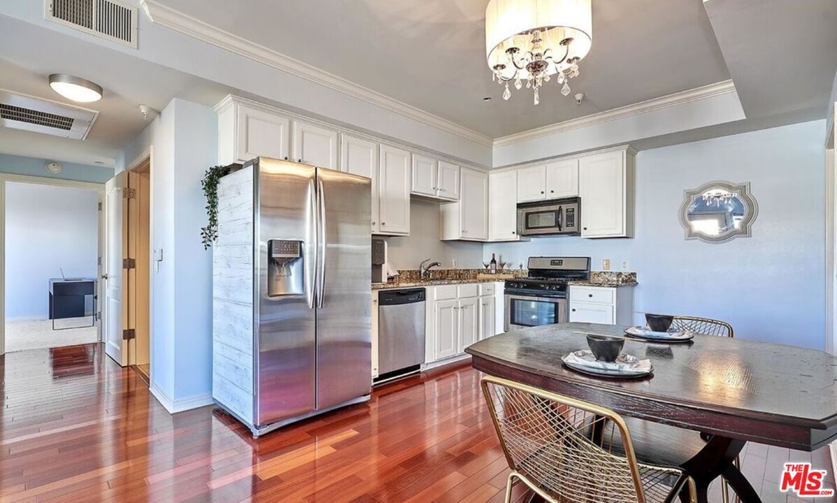 Chandelier, Dining room, Interior, Kitchen, Stainless Steel Appliances, Wood Texture Flooring