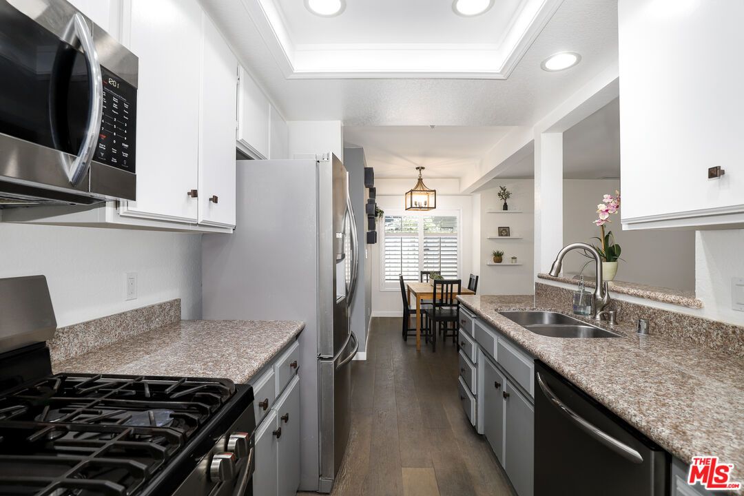 Dining room, Interior, Kitchen, Pendant Lights, Recessed Lighting, Wood Texture Flooring