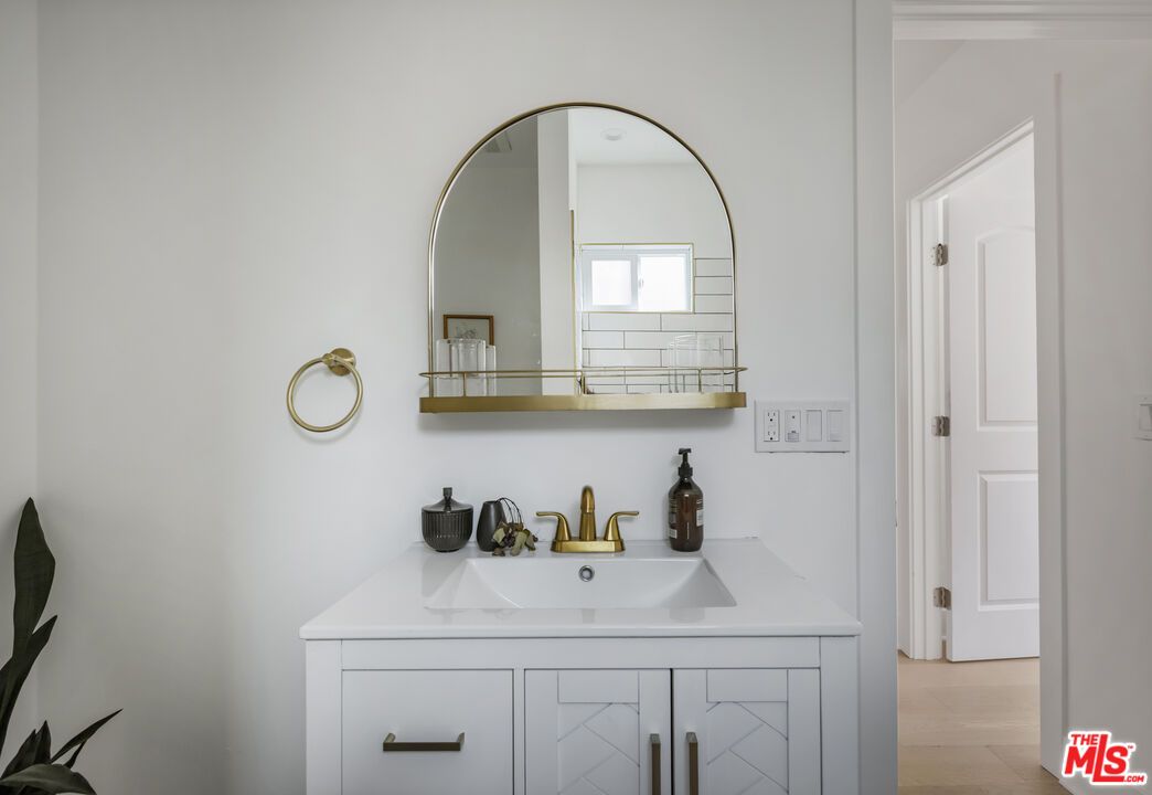 Bathroom, Dual Sink Vanities, Interior, Wood Texture Flooring