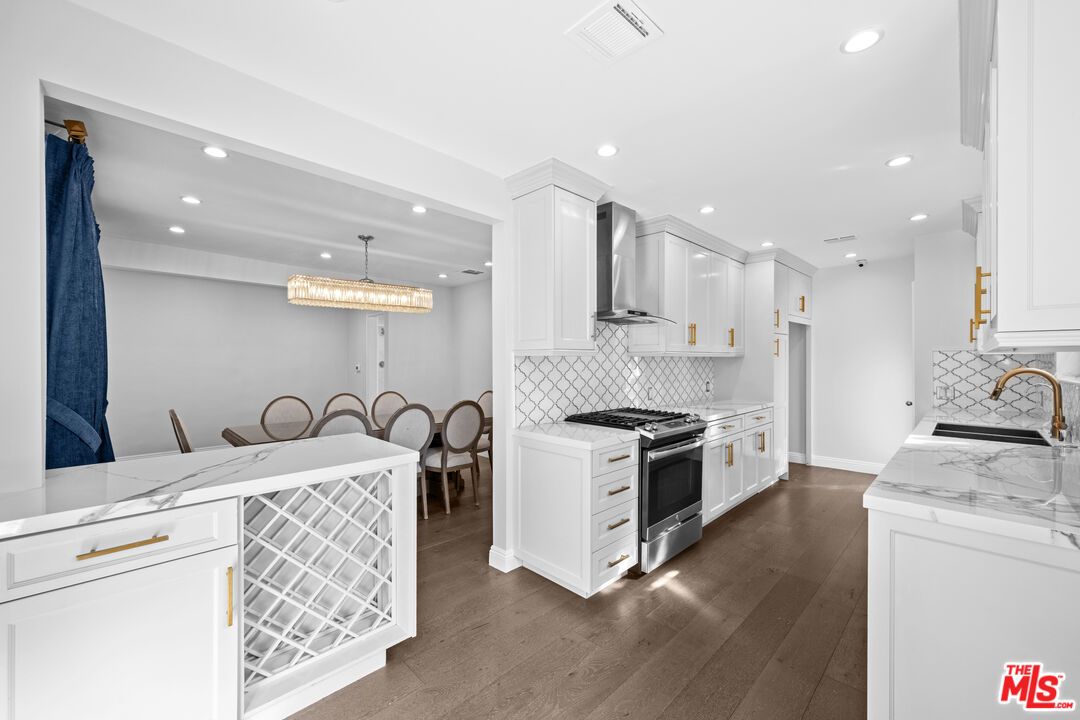 Chandelier, Dining room, Interior, Kitchen, Recessed Lighting, Stainless Steel Appliances, Wood Texture Flooring