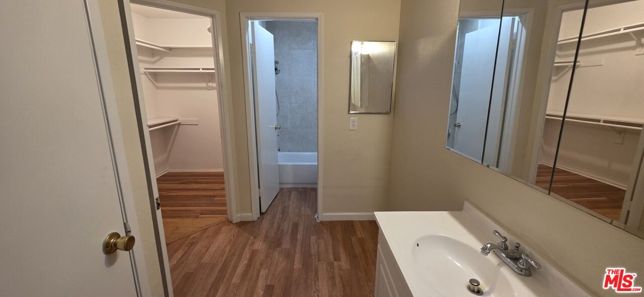 Bathroom, Interior, Walk-in Closets, Wood Texture Flooring