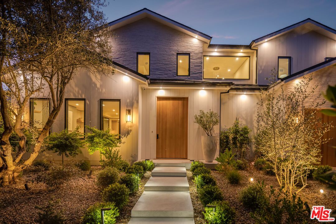 Exterior, Facade, Farmhouse