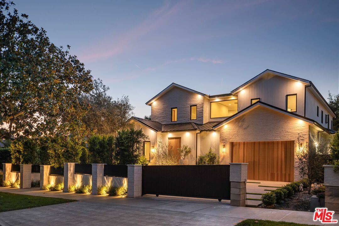 Attached, Exterior, Facade, Farmhouse