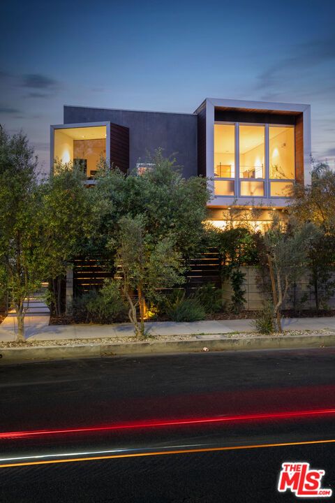 Exterior, Facade, Modern