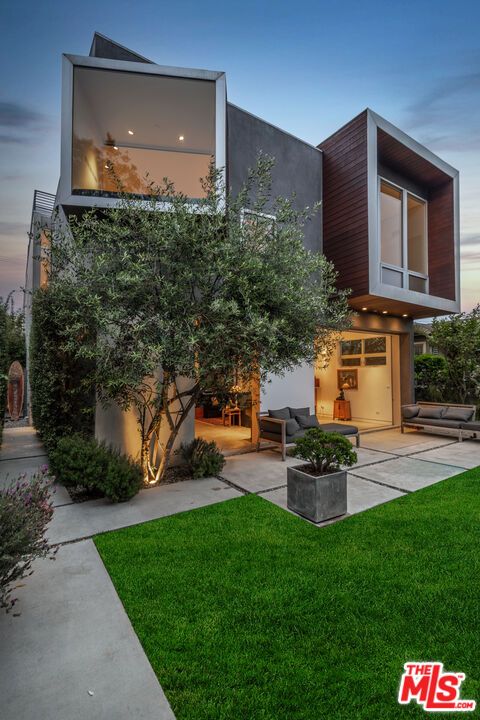 Backyard, Exterior, Facade, Modern