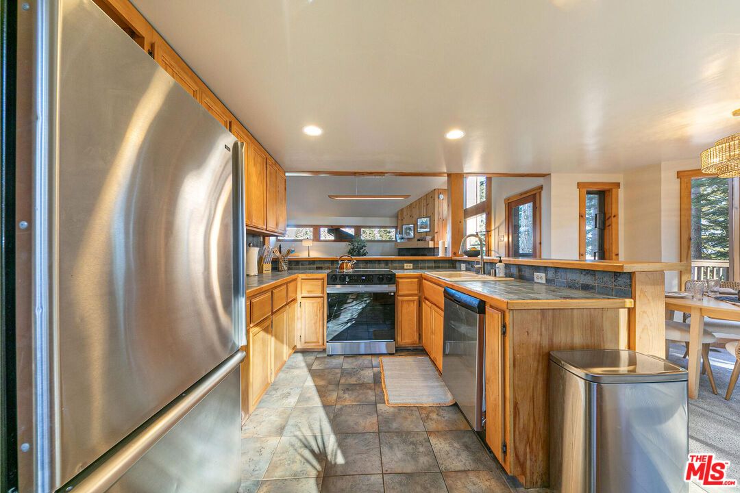 Dining room, Interior, Kitchen, Recessed Lighting, Stainless Steel Appliances