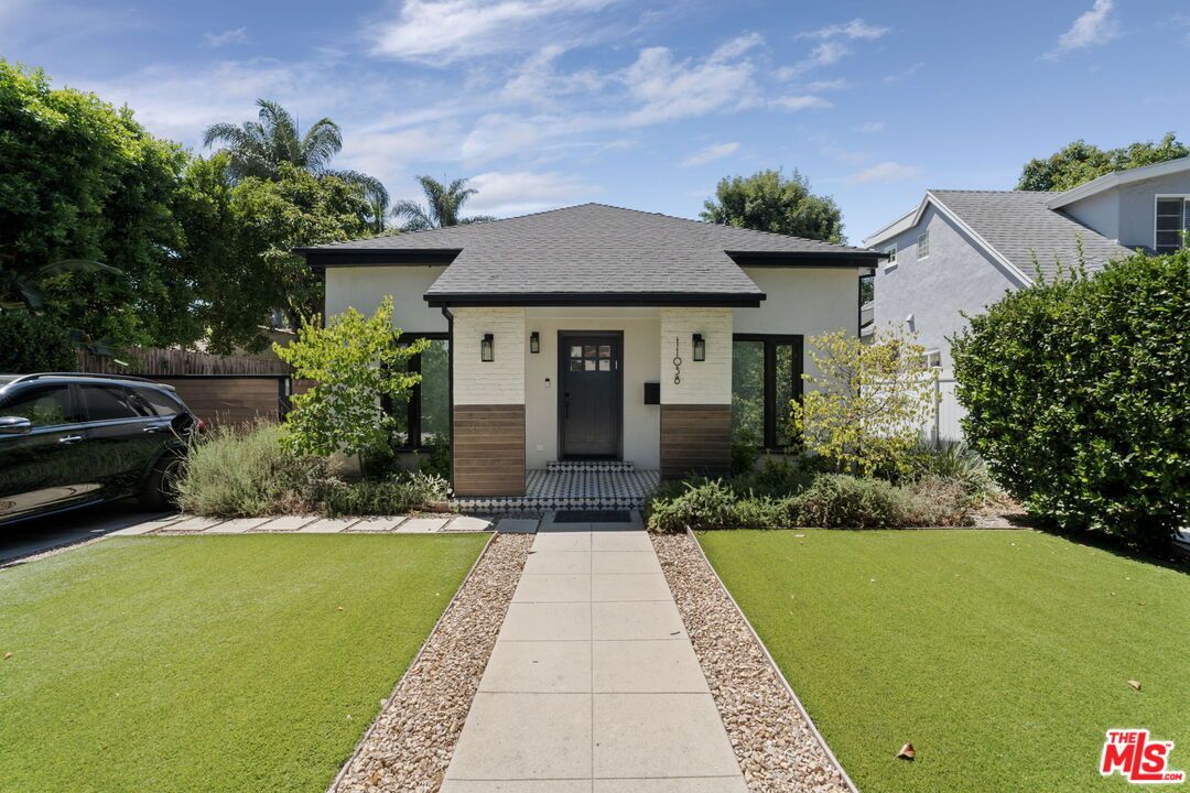 Exterior, Facade, Ranch