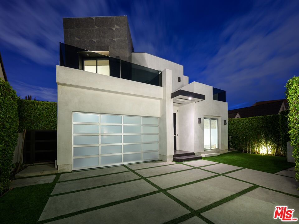 Attached, Exterior, Facade, Modern