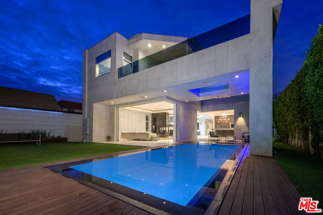 Backyard, Exterior, Facade, Pool, Modern