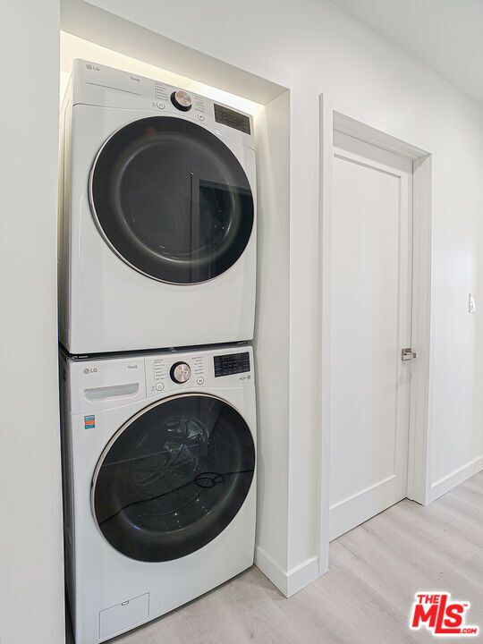 Interior, Utility Closets, Washer, Wood Texture Flooring