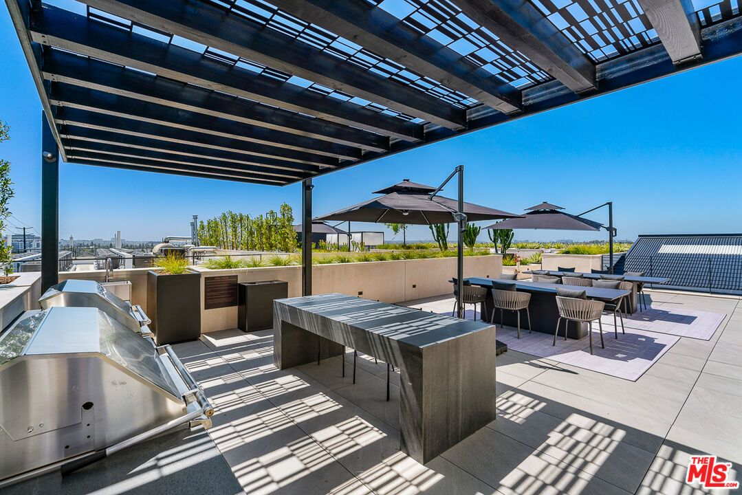 Exterior, Outdoor Kitchen