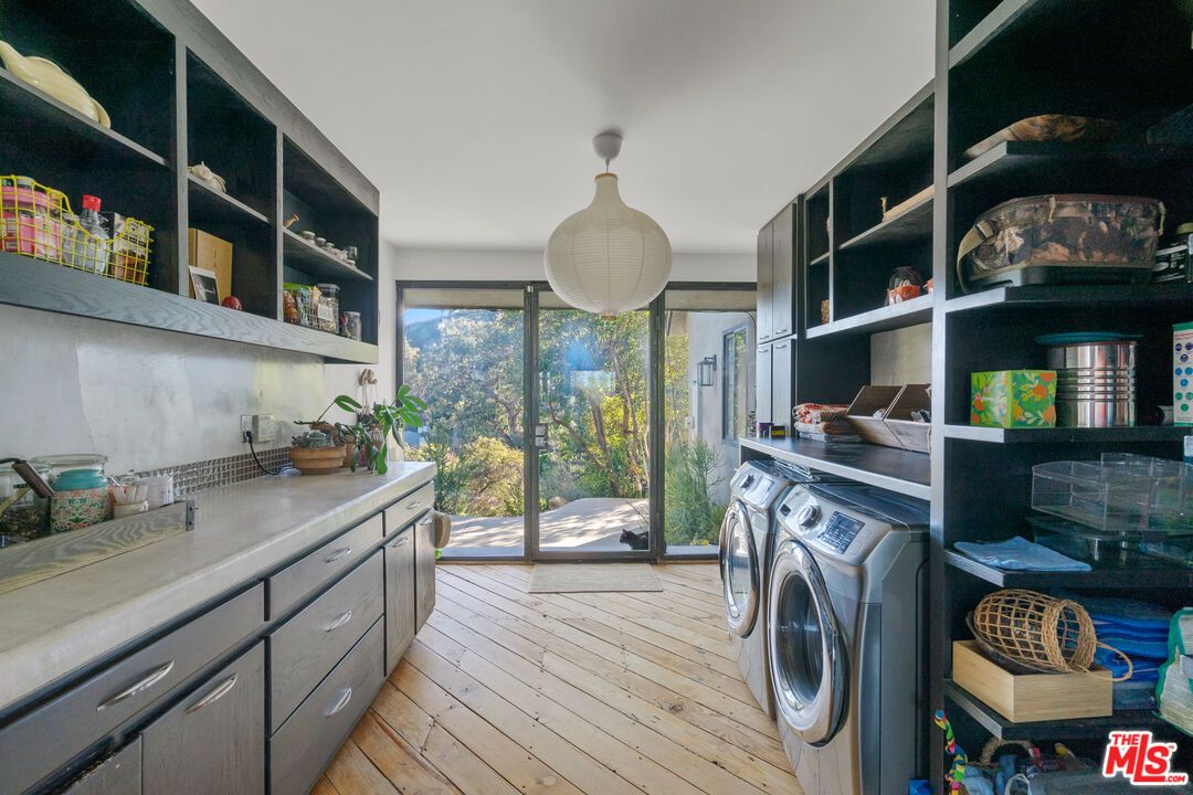 Interior, Washer, Wood Texture Flooring