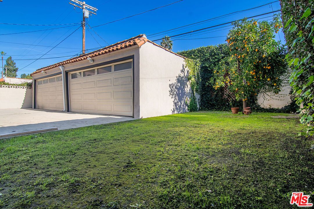 Backyard, Detached Garage, Exterior