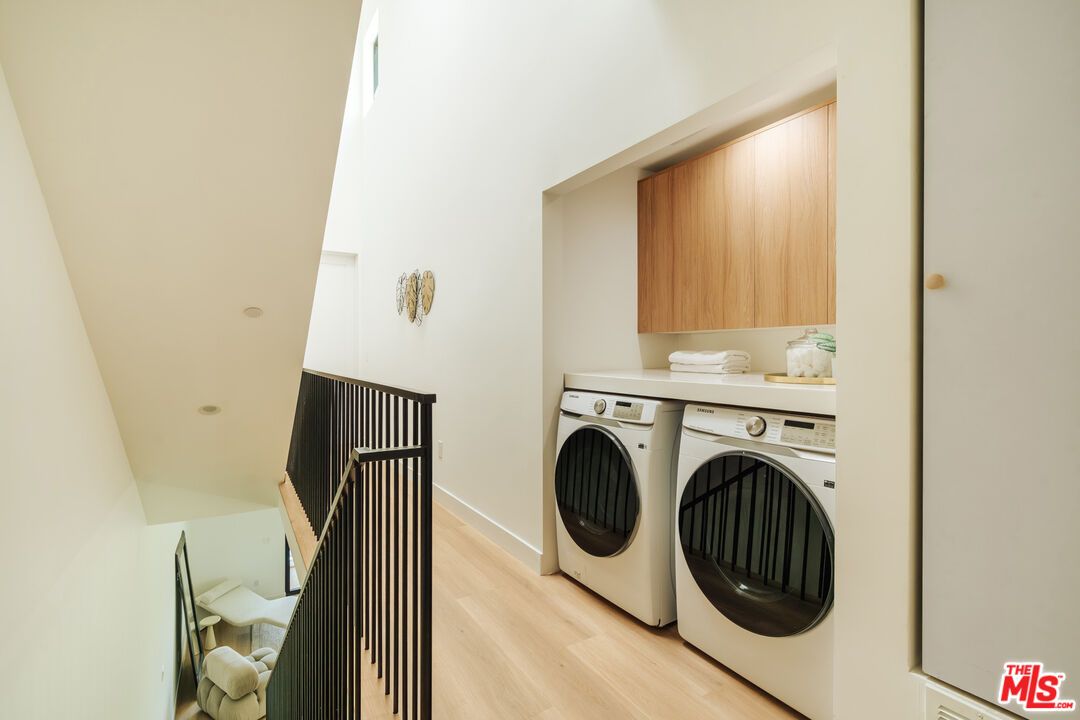 Interior, Washer, Wood Texture Flooring