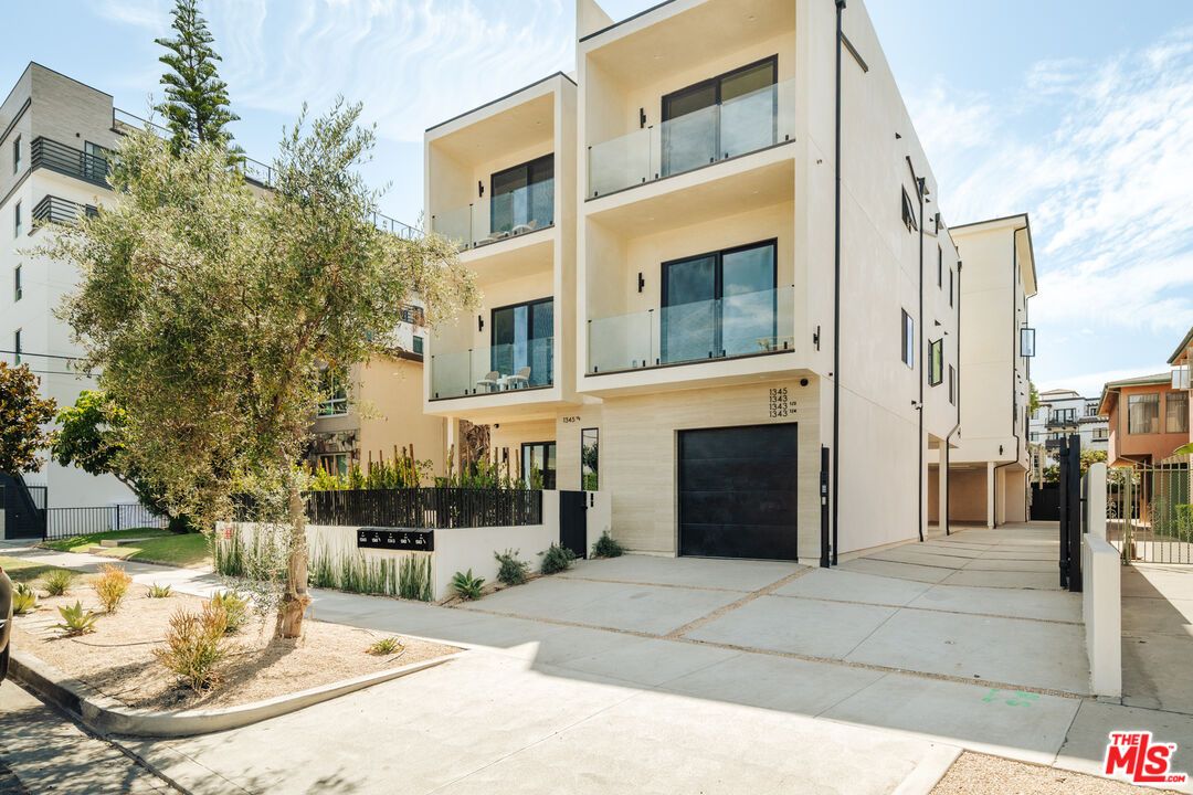 Attached, Exterior, Facade, Modern