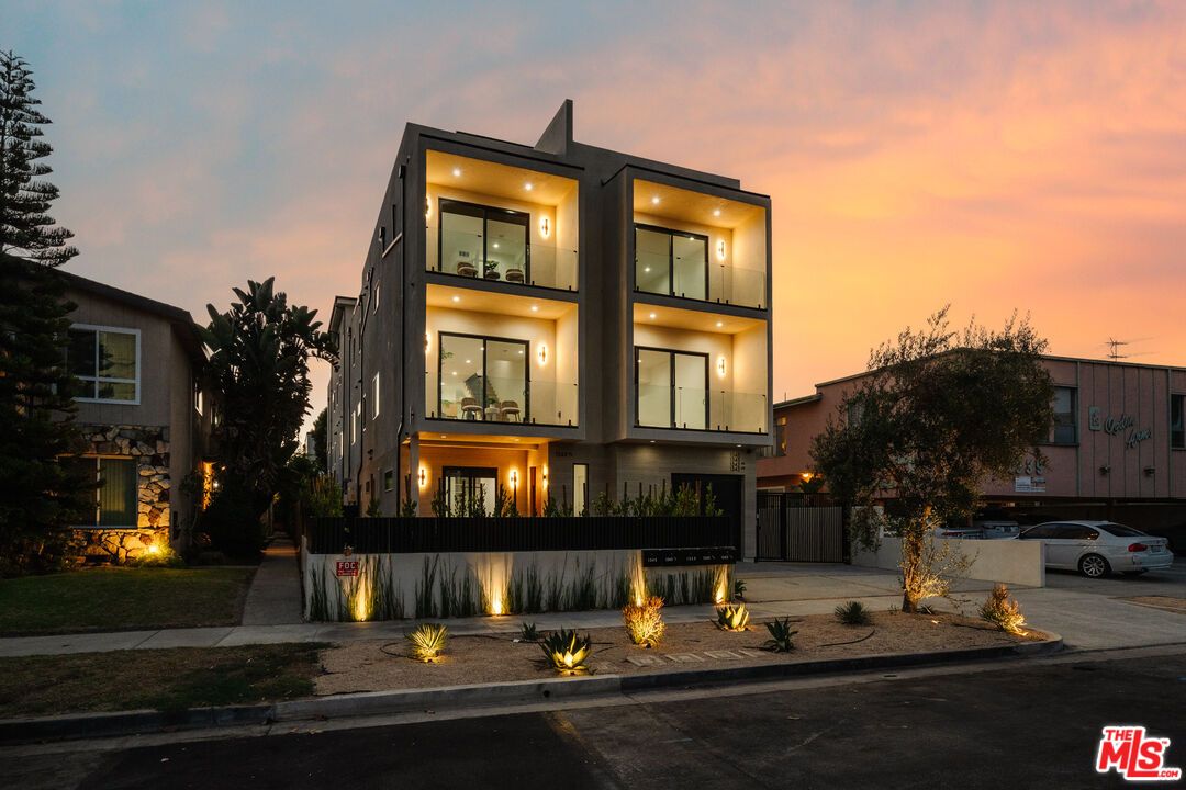 Exterior, Facade, Modern