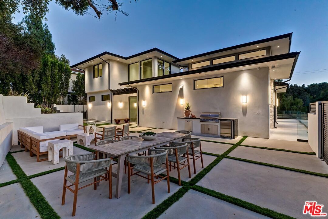 Exterior, Outdoor Kitchen