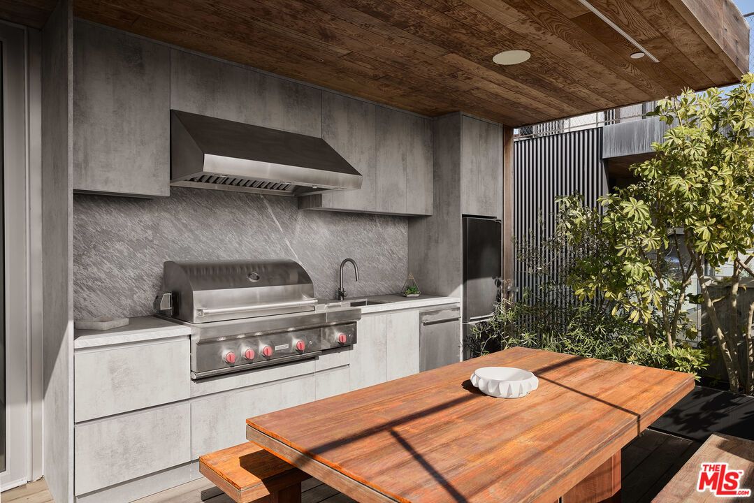 Exterior, Outdoor Kitchen