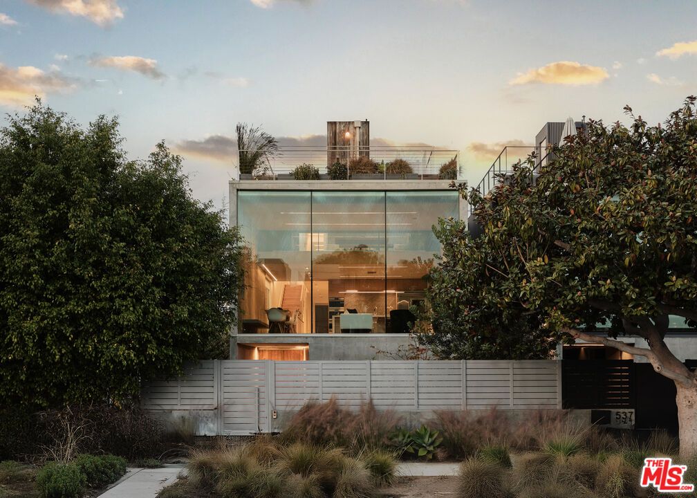 Exterior, Facade, Modern