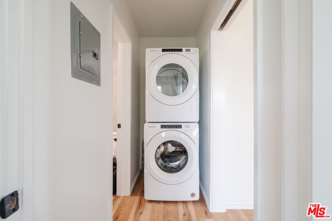 Interior, Utility Closets, Washer, Wood Texture Flooring
