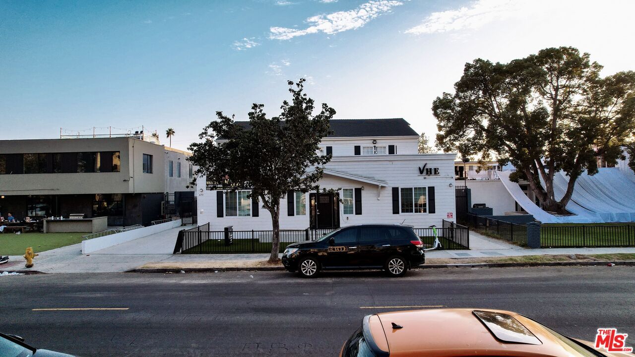 Exterior, Facade, Modern