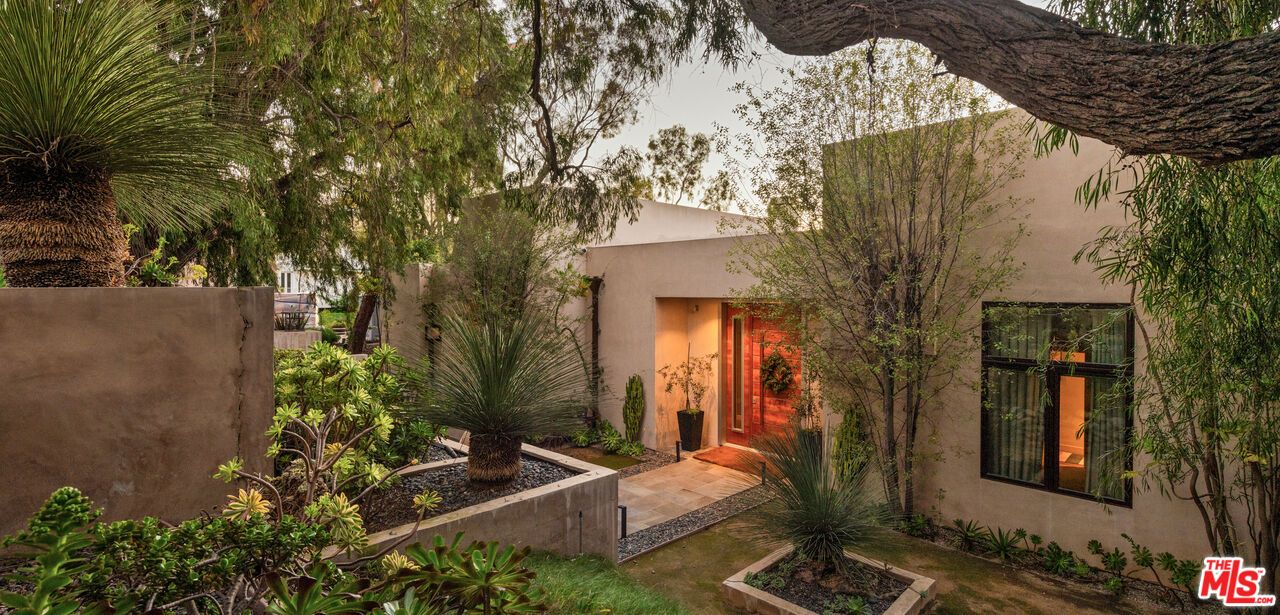 Exterior, Facade, Modern