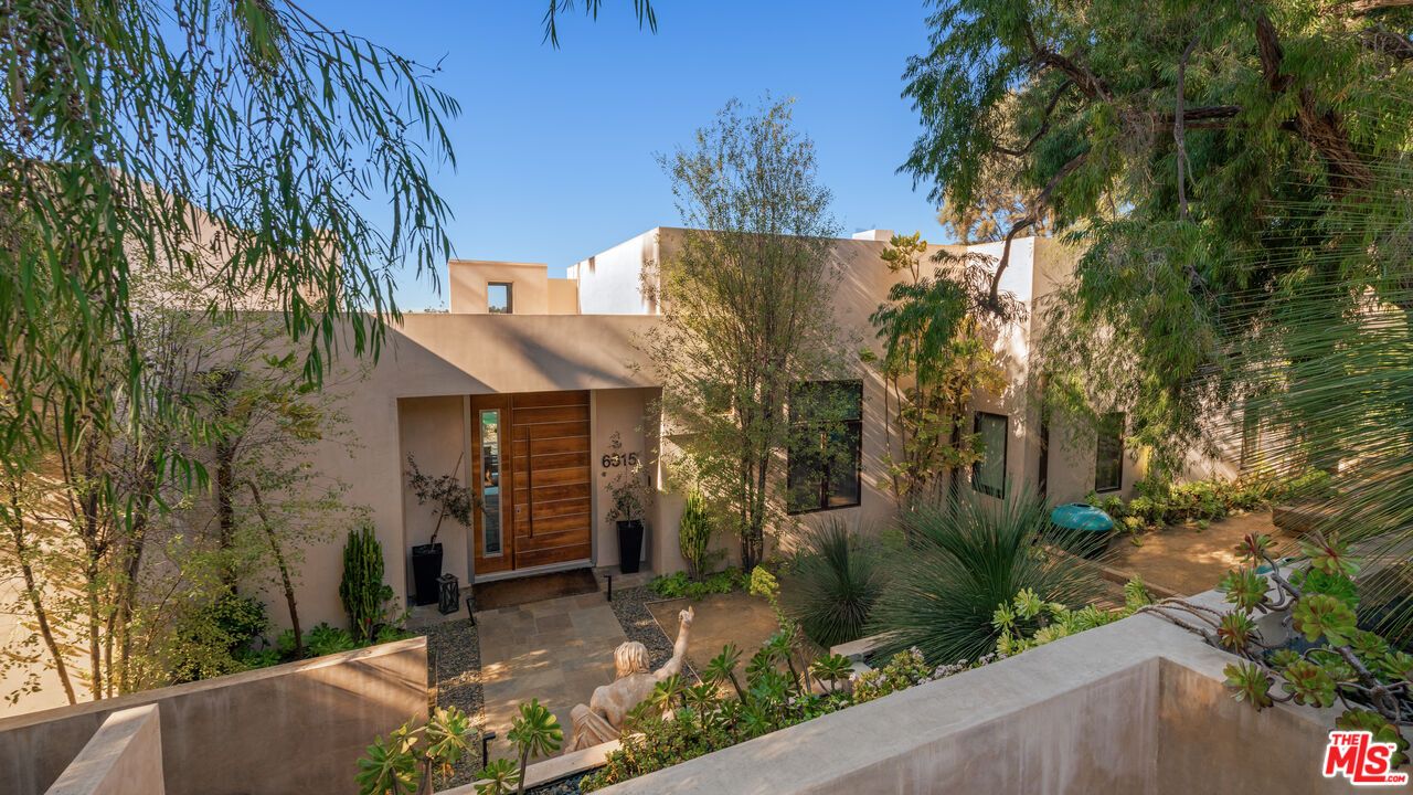 Exterior, Facade, Modern