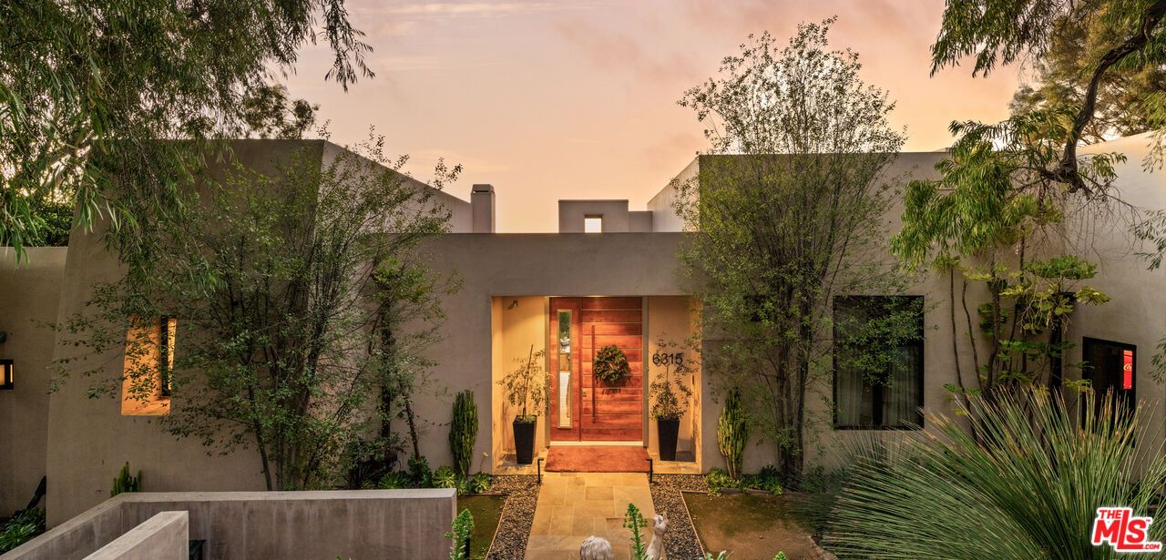 Exterior, Facade, Modern