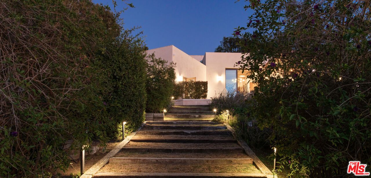 Exterior, Facade, Modern