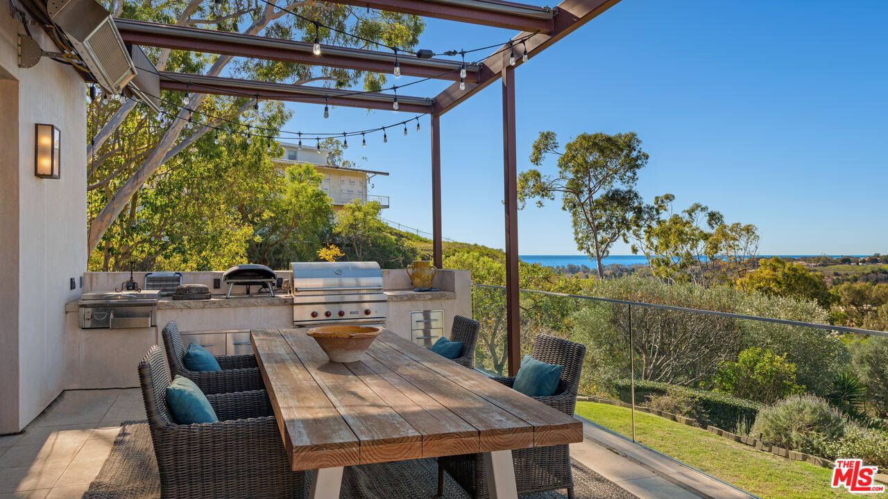 Exterior, Outdoor Kitchen, Water