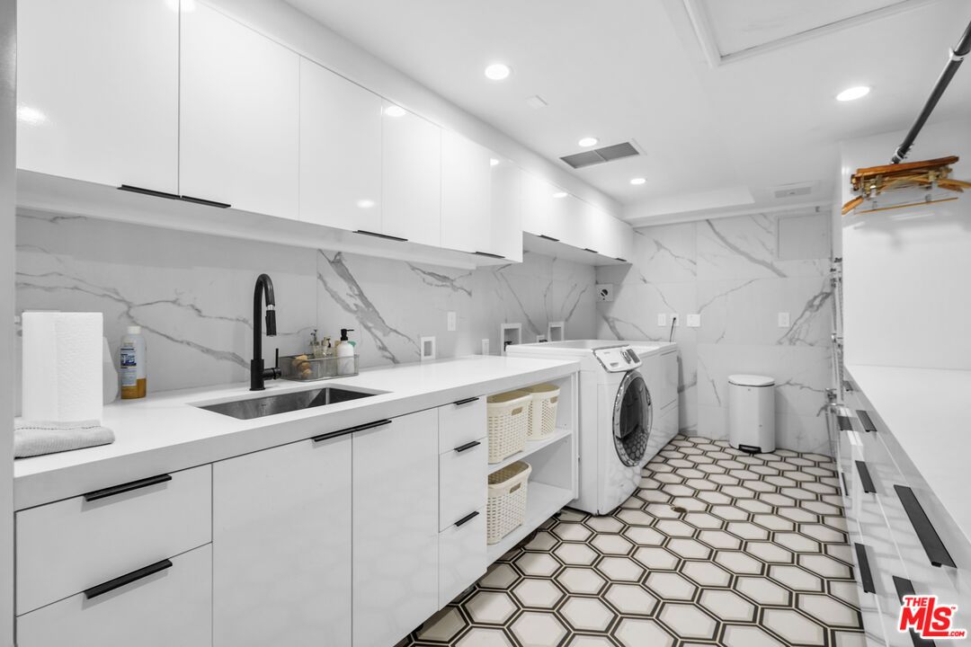 Interior, Marble Walls, Recessed Lighting, Washer