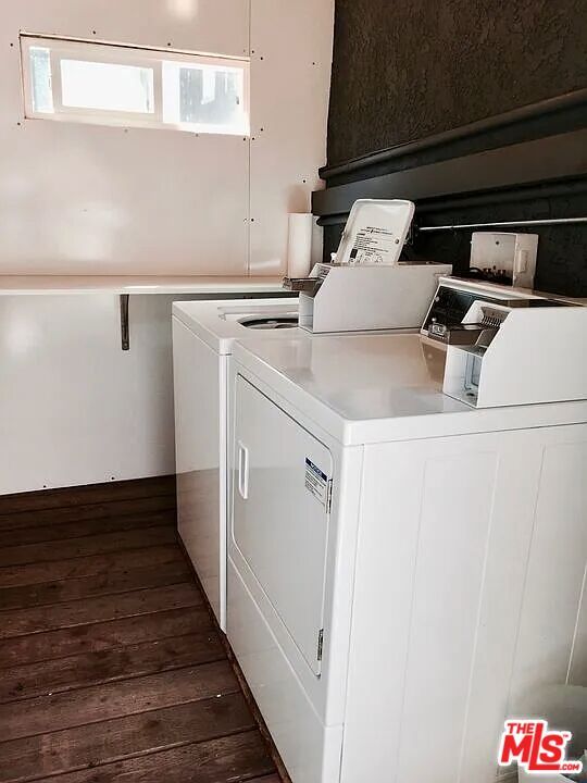 Interior, Washer, Wood Texture Flooring