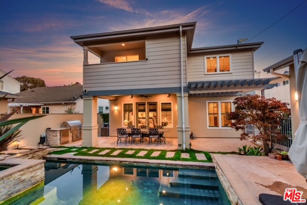 Exterior, Outdoor Kitchen, Pool