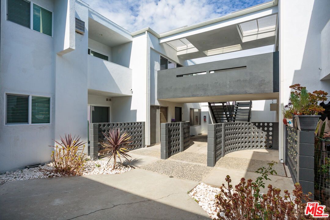 Exterior, Facade, Modern