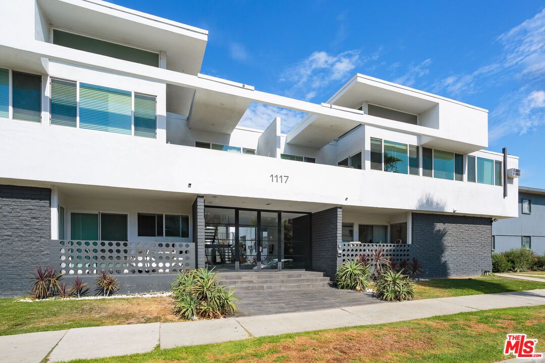 Exterior, Facade, Modern