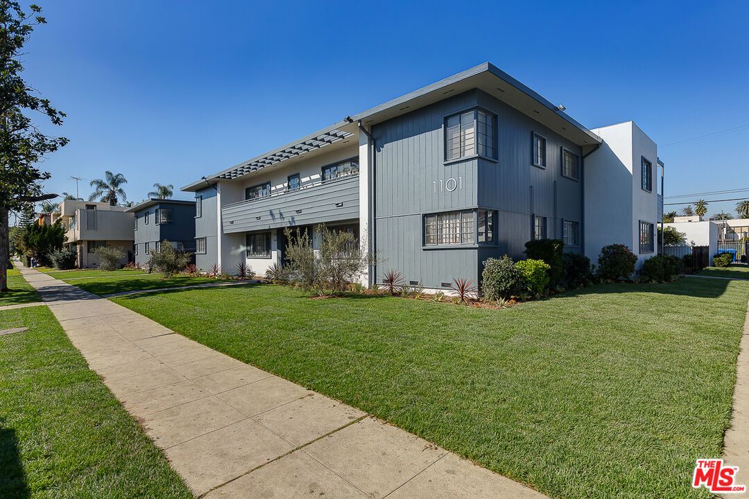 Backyard, Exterior, Facade, Modern