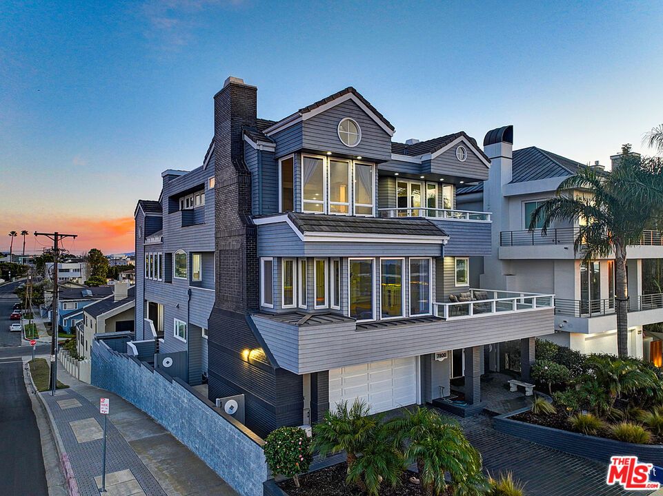 Attached, Exterior, Facade, Queen Anne Victorian