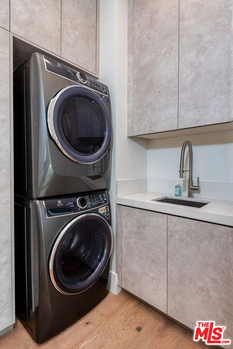 Interior, Washer, Wood Texture Flooring